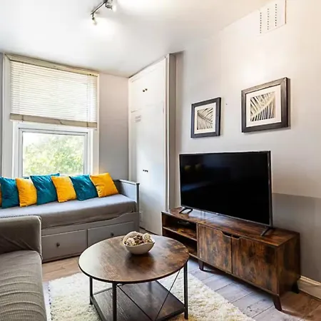Clapham - Central 3 Bedroom Flat